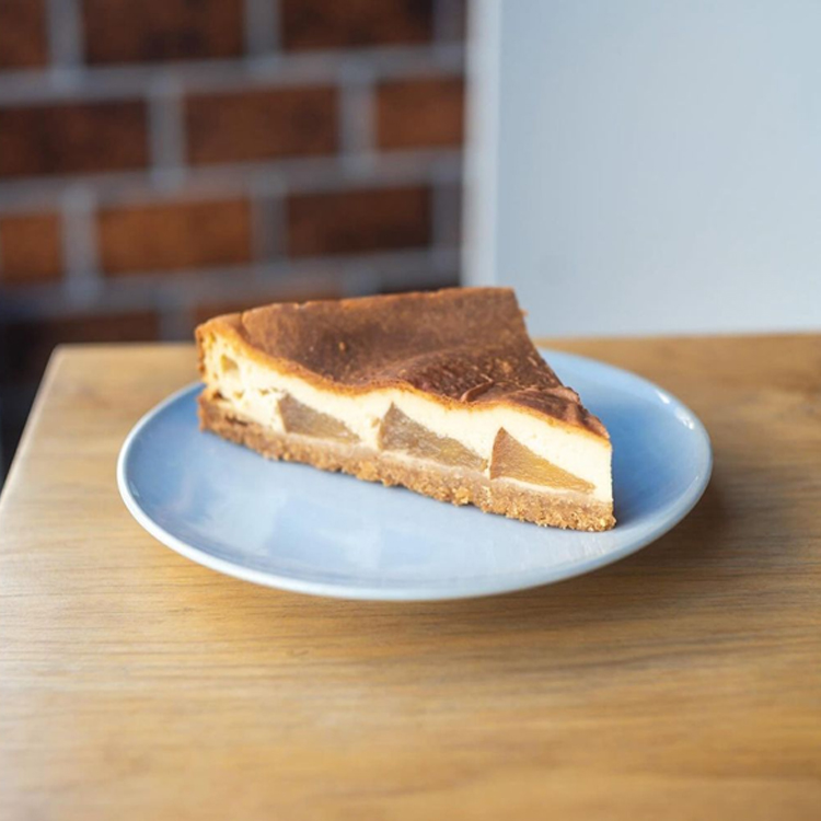 りんごのコンポートのベイクドチーズケーキ